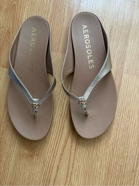 AEROSOLES Metallic Gold Thong Sandals with Tan Footbed
